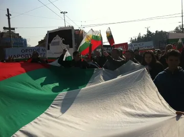 С гайди и тъпани поднасят цветя 