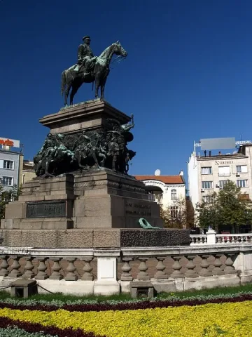 Цар Освободител чака изборите