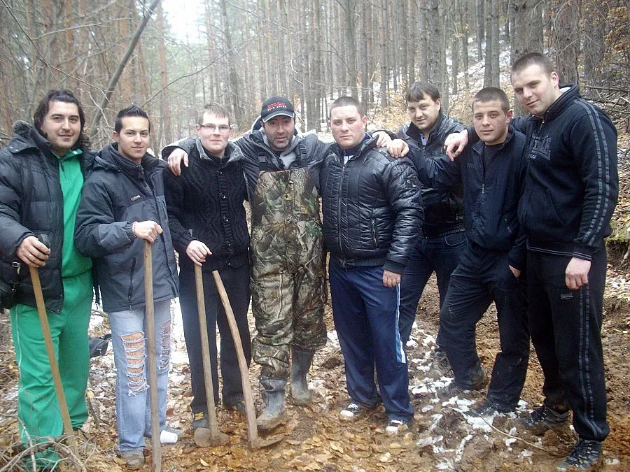 Пенсионери смениха стар водопровод
