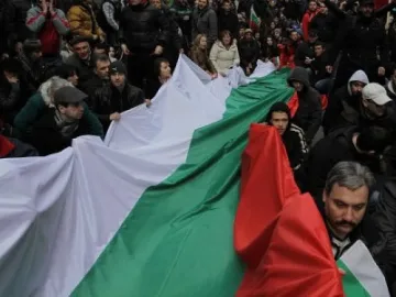 Биха с метален прът водач на протестите