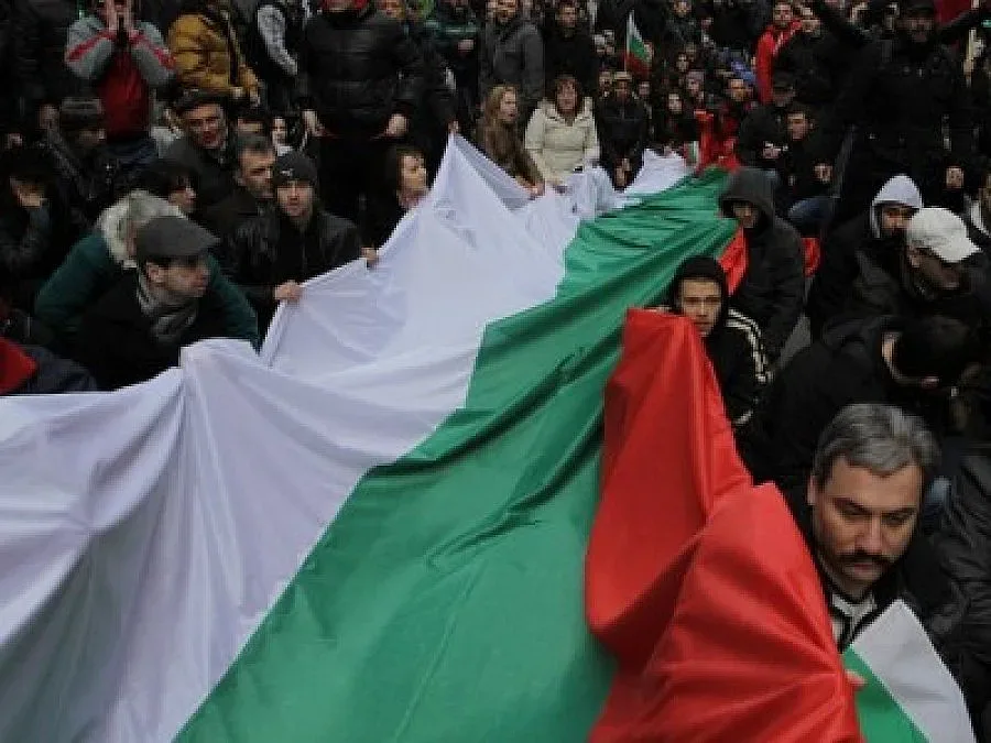 Биха с метален прът водач на протестите