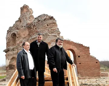 Глобиха дядо Николай за тапетите в "Света Марина"