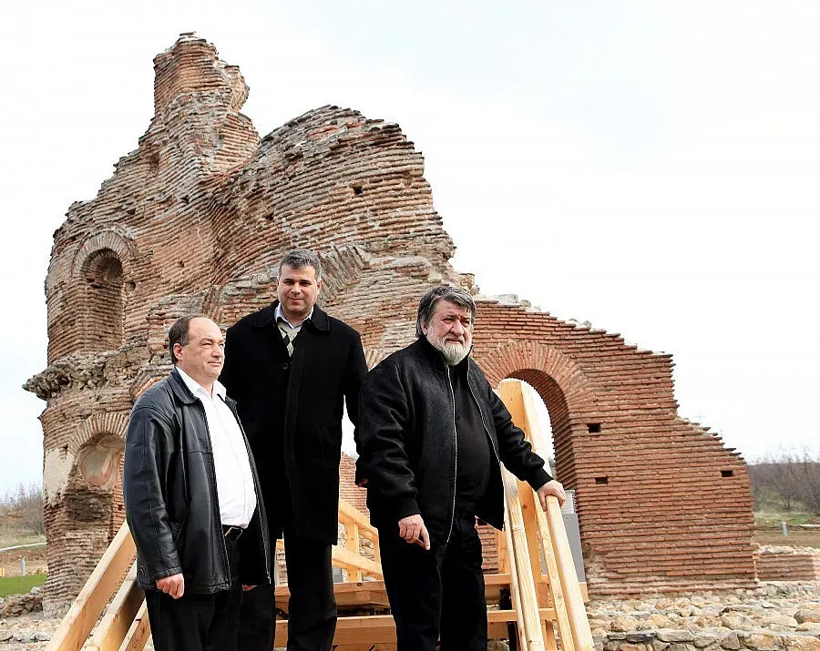 Глобиха дядо Николай за тапетите в "Света Марина"