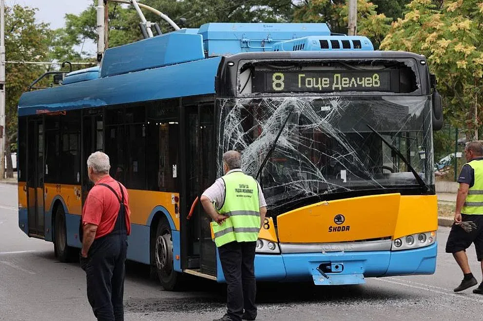 Два тролейбуса се удариха в София. Чия е вината