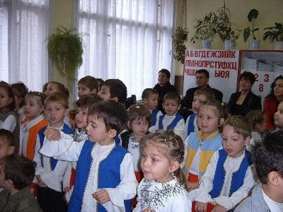 Хлапета учат за Коледа и Байряма