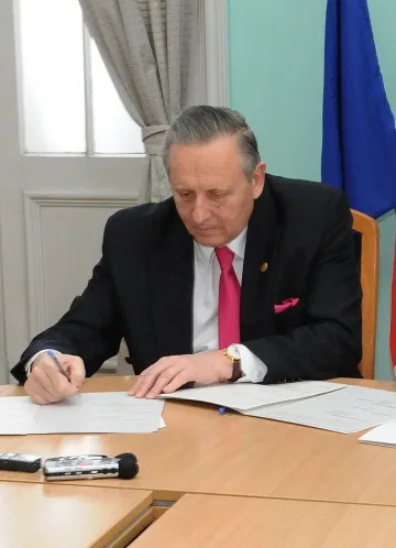Плащат на деца да учат професия  