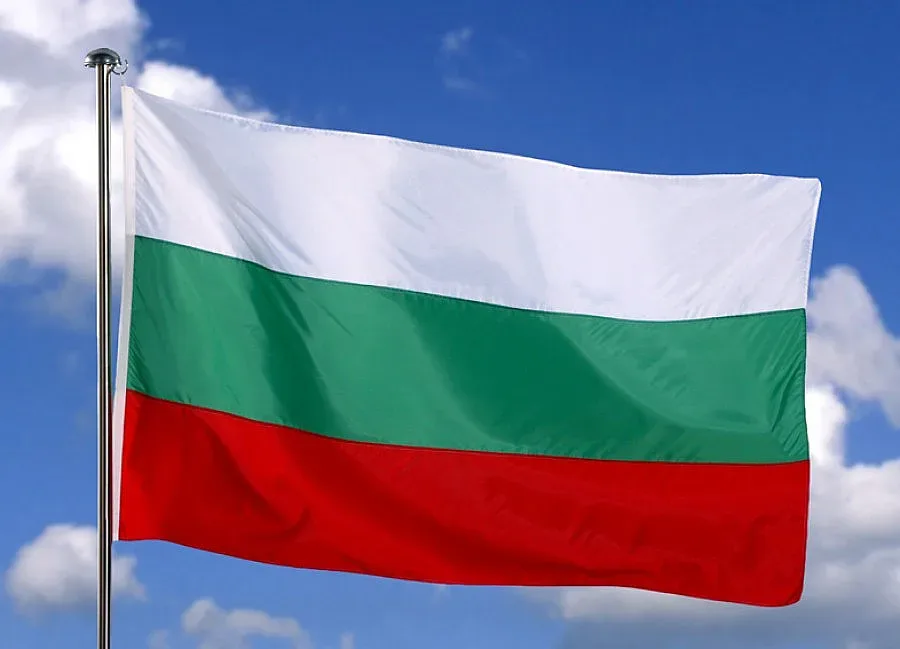 Кмет дари знамена за 3 март