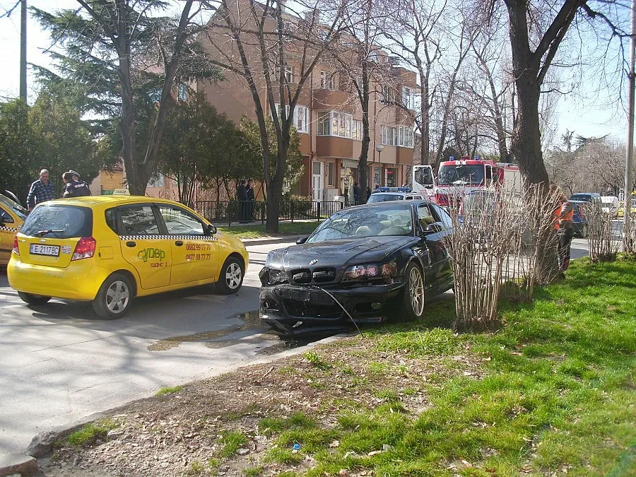 Шофьор колабира и се заби в такси