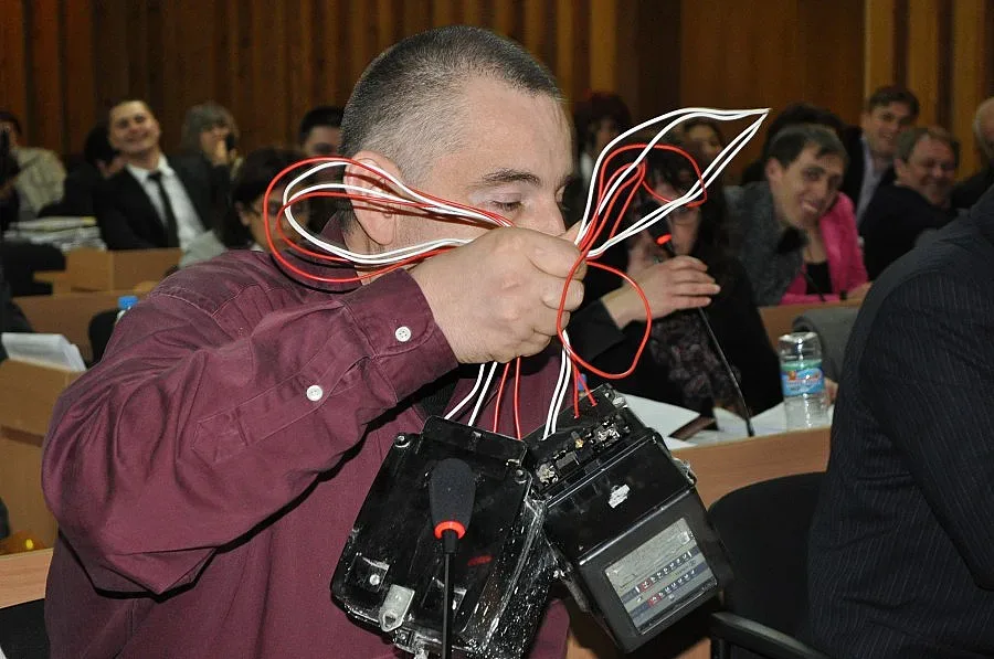 Вързаха мартеница с електромери