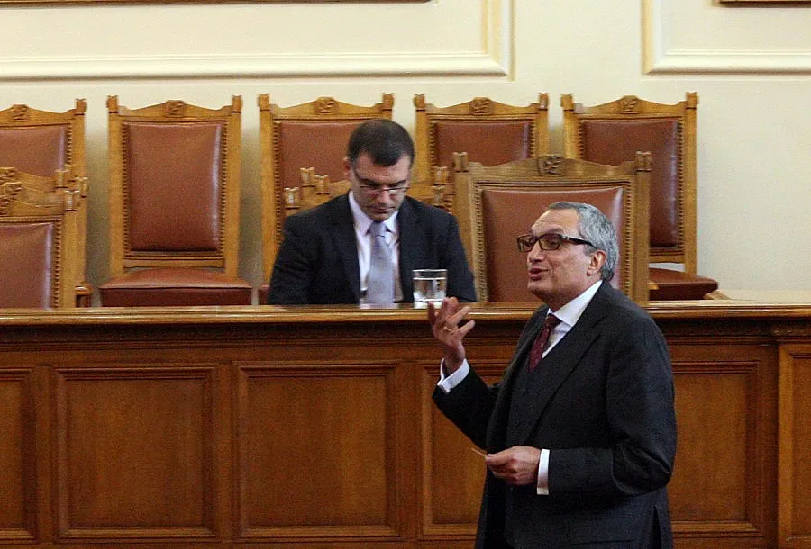 Командира водач на листа под тепетата