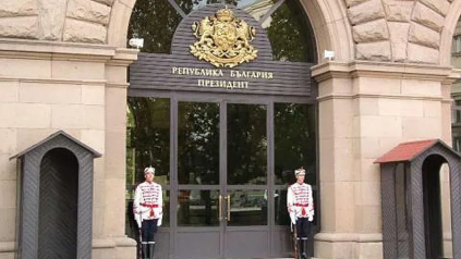 Улицата и президентът си търсят министри