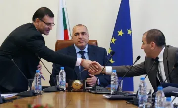 Кабинетът в оставка заседава