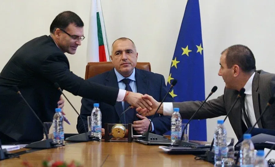 Кабинетът в оставка заседава