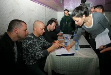 Бунтарите ловят с тест партийци 