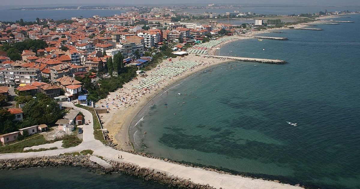 Това наше морско градче крие изгаснали вулкани и следи от метеорита, заличил динозаврите