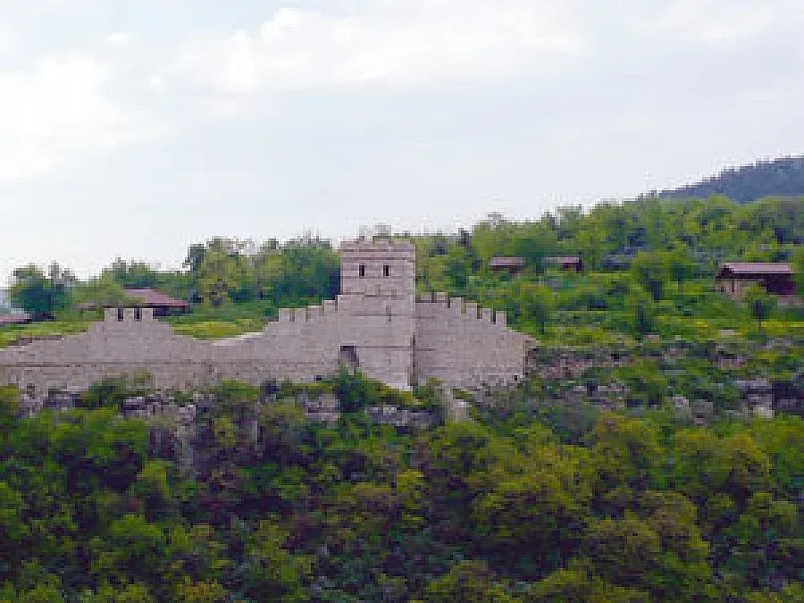 Асансьор качва туристи на Трапезица