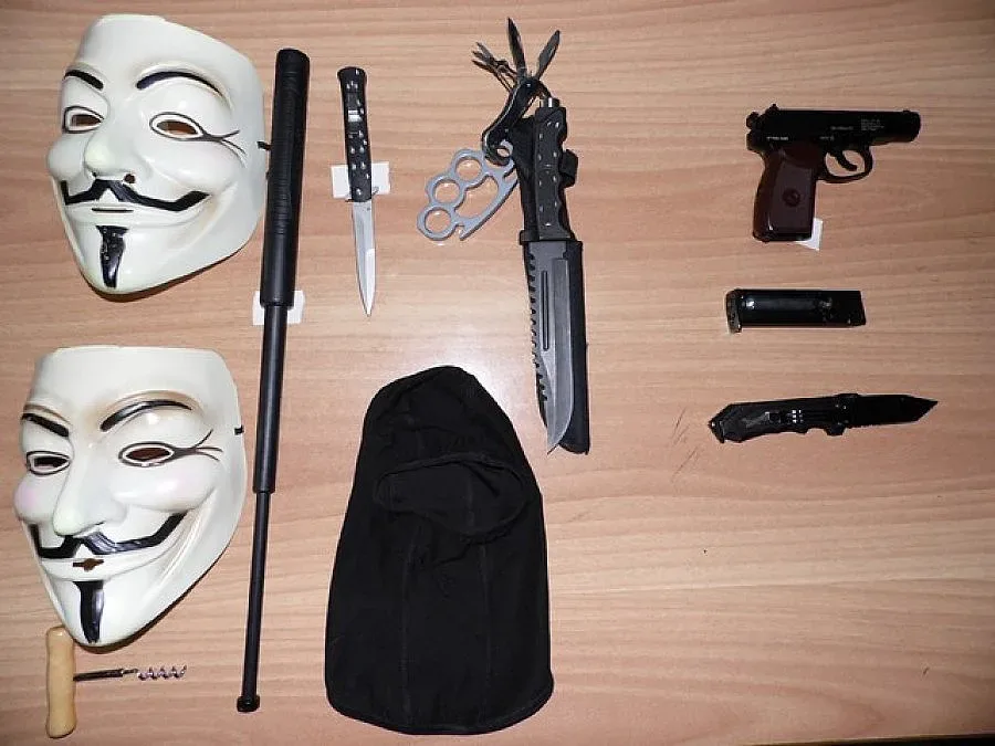 Апаши носят ножове и палки на протестите