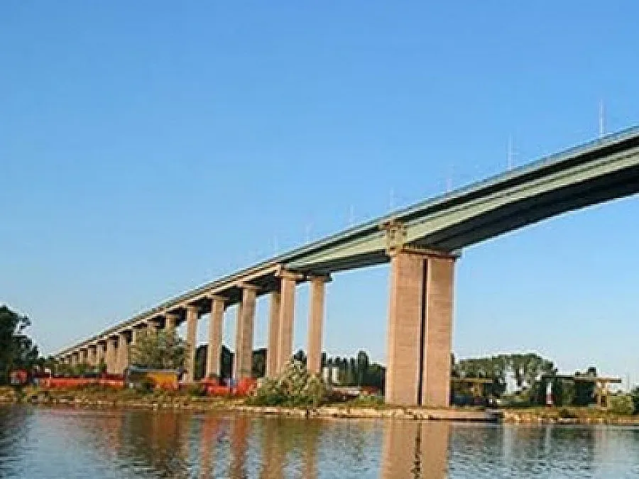 Мъж се хвърли от Аспаруховия мост