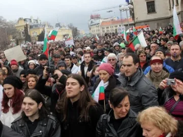 Младежи протестират с маски за грип