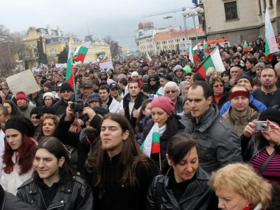 Младежи протестират с маски за грип