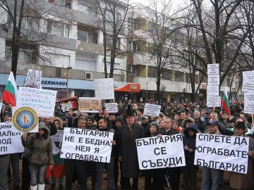 Свалят червен фен от трибуната