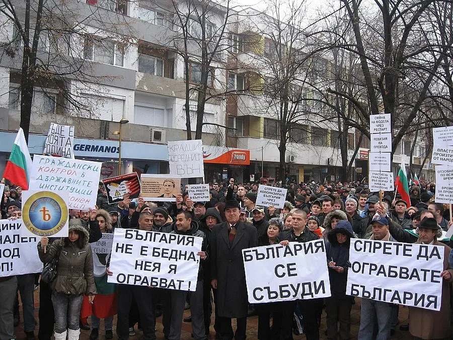 Свалят червен фен от трибуната