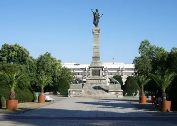 Русе празнува и протестира