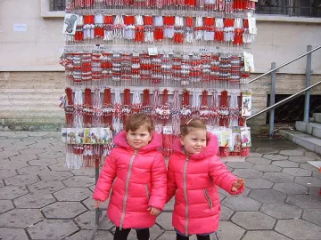 Връзват мартеници от еко кожа