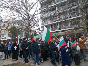 Бос монах води колоната на гнева