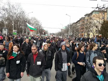 Леви и десни бунтари се сбиха