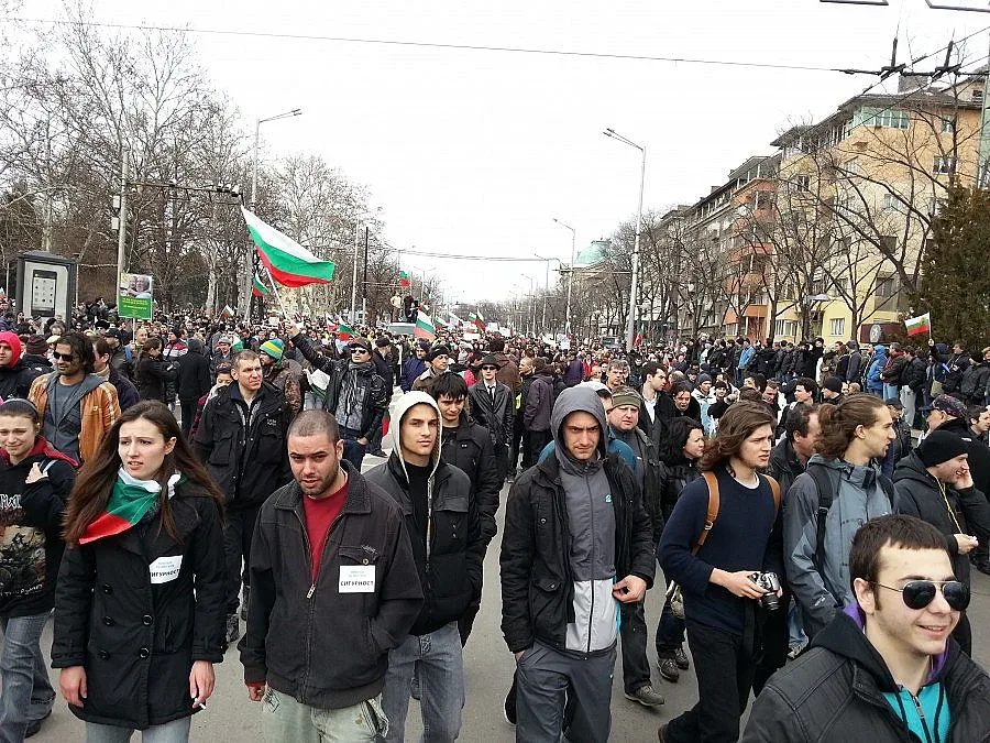 Леви и десни бунтари се сбиха