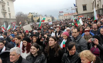 Протестиращите: Долу маските!