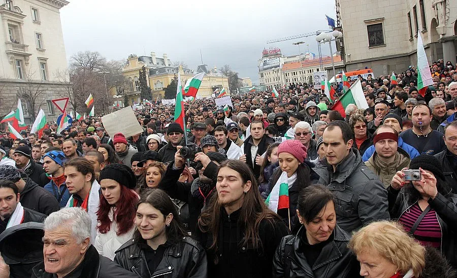 Протестиращите: Долу маските!