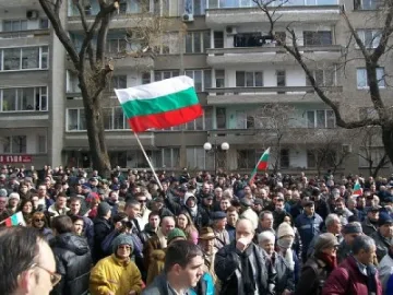 Кичат полицаите с цветя