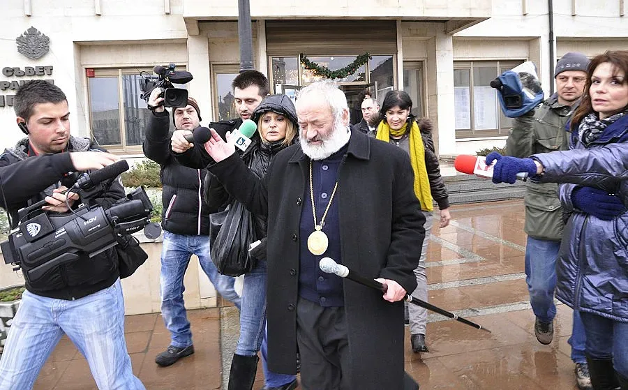 Галактион на легло, но готов за короната