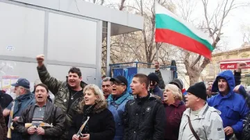 Двама бунтари изведени с полиция