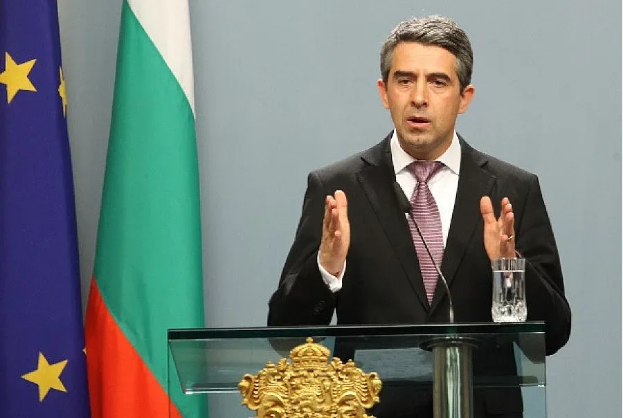 Плевнелиев излиза на площада