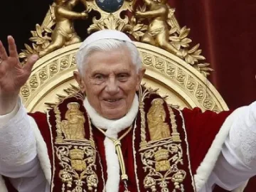 Искат съд за папата