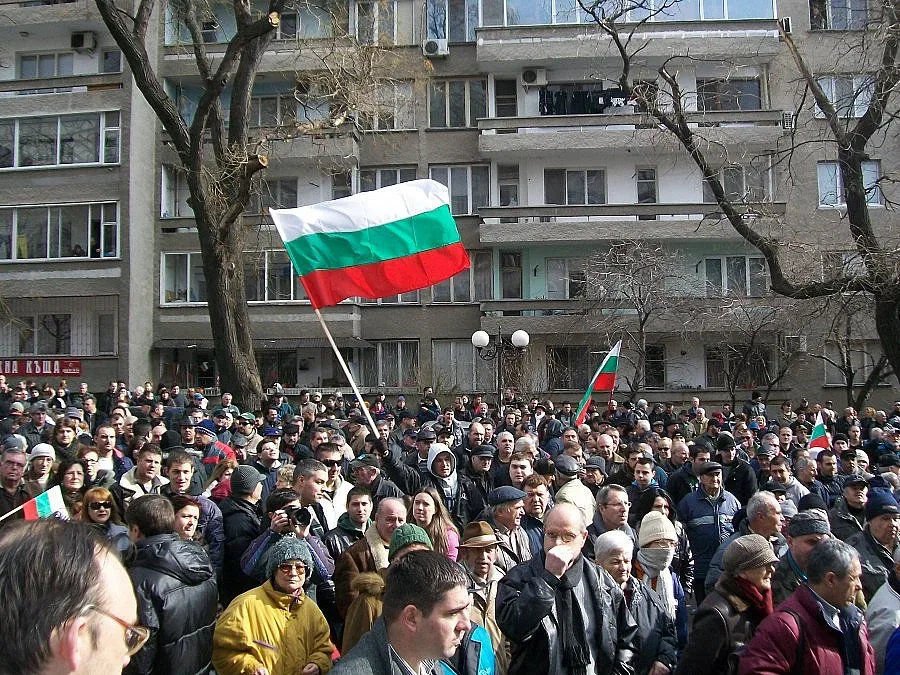 Лицата на протеста се роят