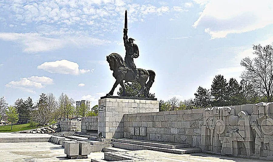 Градът на помирението води туристи