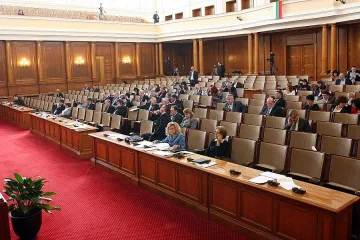 Депутатите си биха камшика 