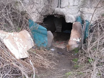 Клошари превърнали бомбоубежище в дом