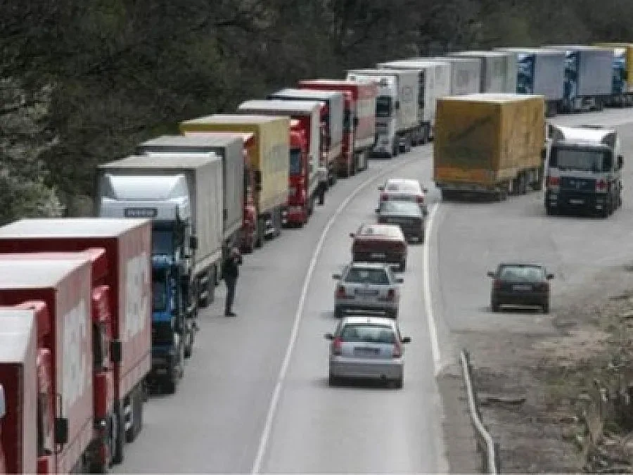 Камъни блокираха пътя за "Кулата"