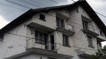 Отрязаха над 4000 от пари за земетресението