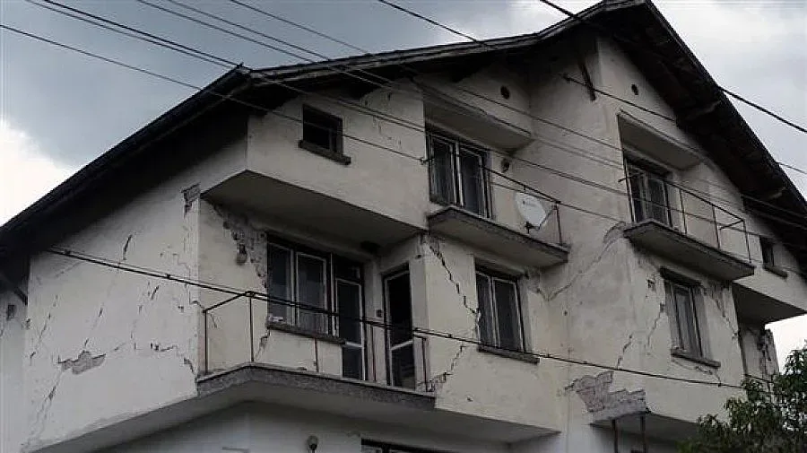 Отрязаха над 4000 от пари за земетресението