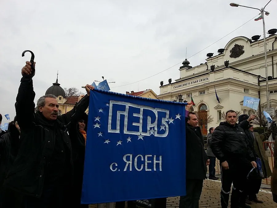 Искат Бойко с гайди и трактори