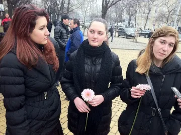 Фенове подкрепят Бойко с гербери