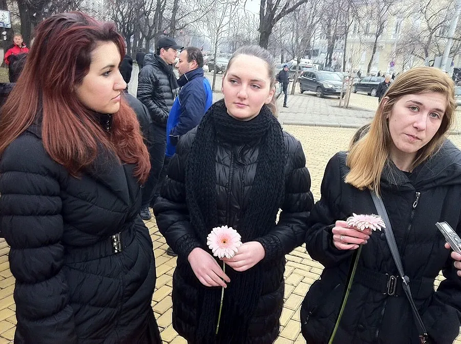 Фенове подкрепят Бойко с гербери