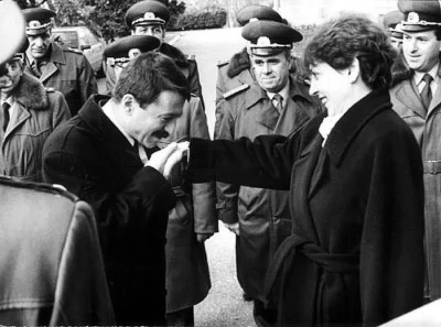 Демокрацията роди 2 аварийни кабинета 