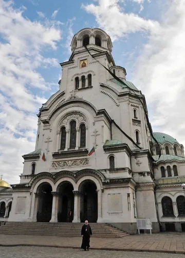 Шият зелена мантия за новия патриарх